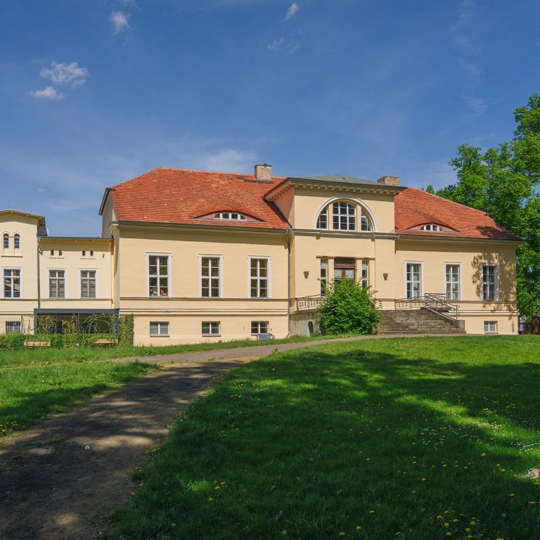 Salve in Groß Machnow mit grüner Wiese davor.